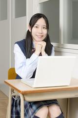 パソコンで勉強する女子高生