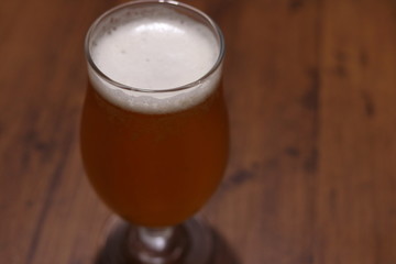 テーブルの上の1杯のグラスのビール