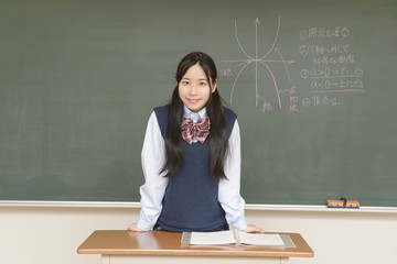 勉強する女子高生