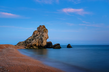 Naklejka premium Night sea view of the rocks