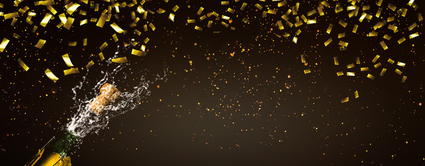 champagner goldkonfetti isoliert auf schwarz, nachts feiern hintergrund konzept banner mit freiem...