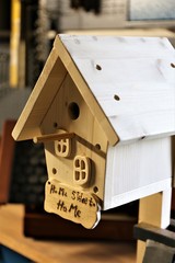 Obraz na płótnie Canvas An image of a birdhouse
