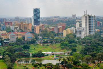 Naklejka premium Panoramę miasta Nairobi, pejzaż miasta Nairobi w Kenii w Afryce Wschodniej. Stolica Afryki z architekturą i drapaczami chmur