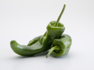 Dos pimientos verdes enteros