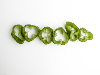 Rodajas de pimientos verdes vistos cenitalmente 2