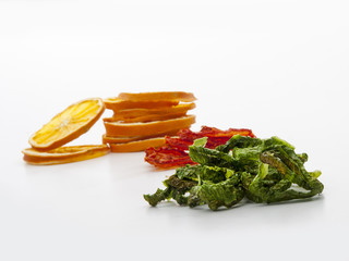 Rodajas de naranja, tomate y pimiento verde deshidratados
