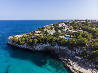 Obraz premium Luftaufnahme, Strand und Felsenküste, Bucht Cala Llombards, Gemeinde Santanyi, Mallorca, Balearen, Spanien