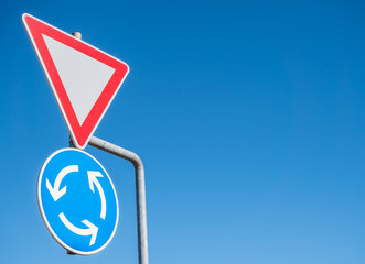 Kreisverkehr Vorfahrt Schild