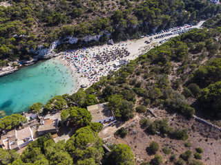 Fototapeta na wymiar Luftaufnahme, Strand und Felsenküste, Bucht Cala Llombards, Gemeinde Santanyi, Mallorca, Balearen, Spanien