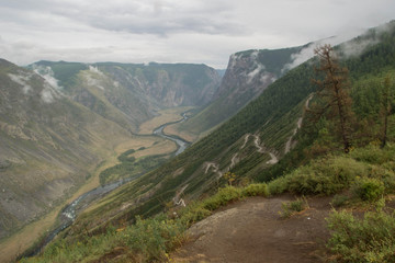 descent into the valley Chulyshman