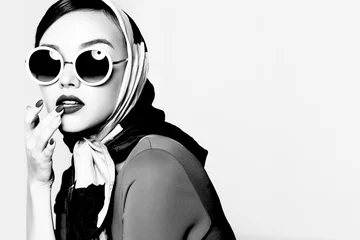 Junge Frau im Retro-Stil. Sonnenbrille und Seidenschal. © MaxFrost