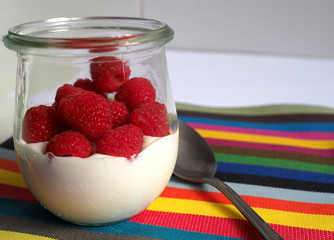Vaso con yogur y frambuesas