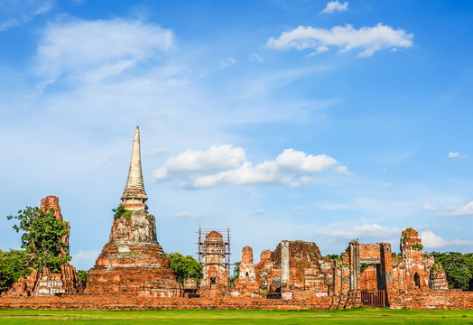 Ruins of Buddha statues and pagoda in Wat Mahathat,Phra Nakhon Si Ayutthaya Province It is one of the temples in the district. 