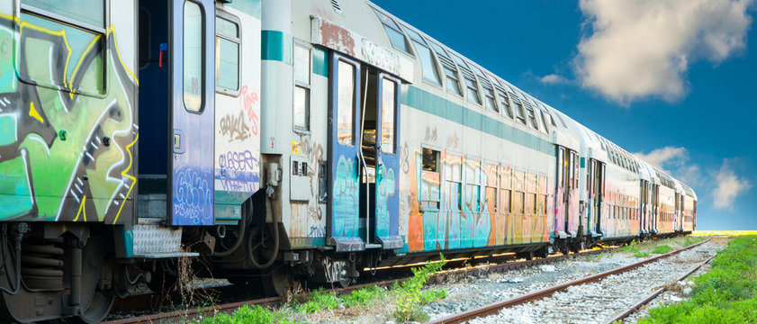 Abandoned train with graffiti - Treno abbandonato con graffiti