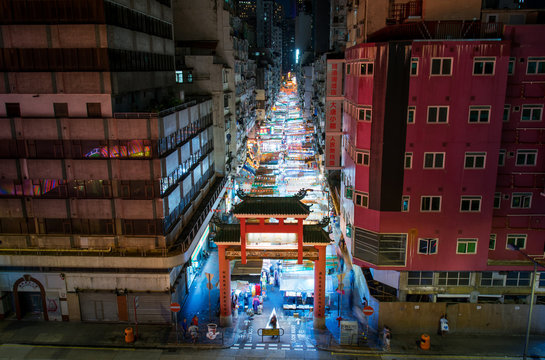 Temple street night market entrance in Hong Kong with many shops and visitors
