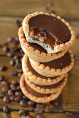 Tartlets with salted caramel and peanuts