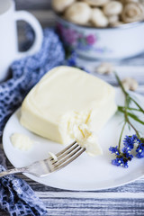 Obraz na płótnie Canvas mozzarella cheese on a plate on a wooden background