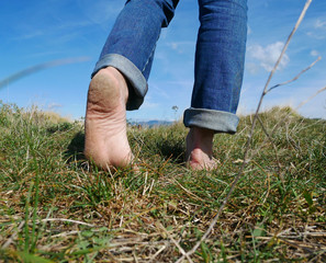 Camminare a piedi nudi nella natura