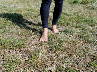 Camminare a piedi nudi nella natura