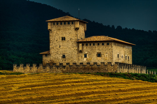 Anochecer nubloso,a punto de caer la tormenta,en el pueblo de Villana&ntilde;e,Alava,entre campos de girasoles,esta el palacio de los Varona del siglo XV.Un lugar tranquilo de la geografia vasco donde perder