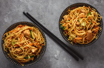 Spicy asian noodles with chicken and vegetables.
