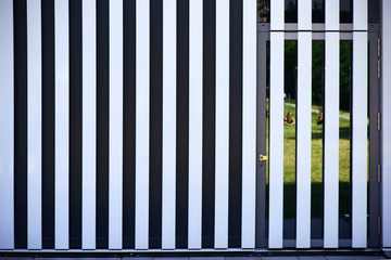 Moderne Metallpaneelen  / Eine moderne Hausfassade aus Metallpaneelen mit einer Tür . ..