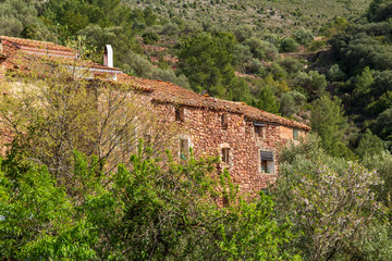 Gammalt hus i sten i medeltida by