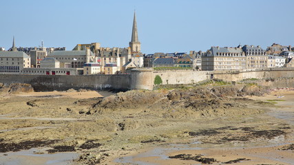 View of the walled city of Saint Malo from Grand Be Island at low tide, Saint Malo, Brittany, France - obrazy, fototapety, plakaty