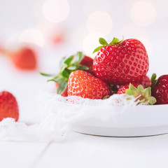 Süße Erdbeeren mit kleinem Lichtbokeh im Hintergrund