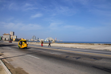 Havanna, Malecon, Taxi, Leute  Skyline