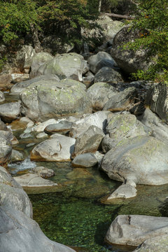 Bachbett Flussbett Gebirgsbach auf Korsika