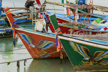 Fototapeta na wymiar Bunte Fischerboote vor Koh Samui in Thailand