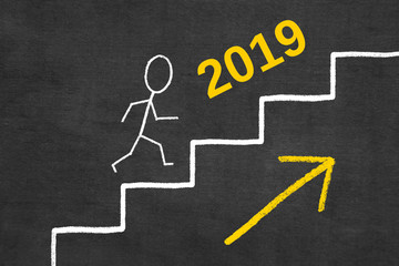 2019-Tafel-Treppe mit Pfeil nach oben