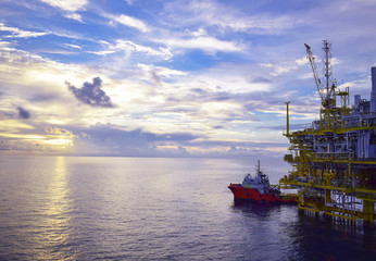 Cargo being loaded from a offshore platform onto a supply vessel