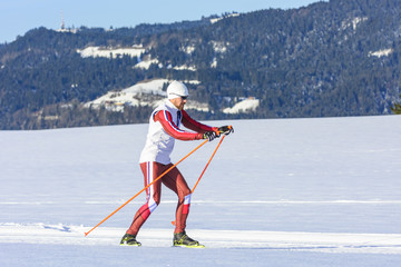 sportlicher Langläufer beim Skaten
