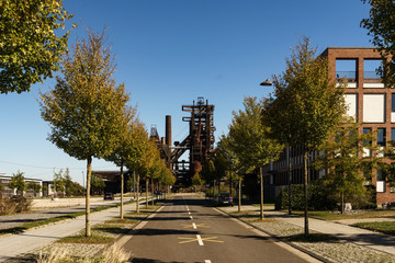 neue Straße mit Blick auf alten Hochofen in Dortmund © Erika Wehde