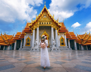 Obraz premium Women tourists at Wat Benchamabophit or the Marble Temple in Bangkok, Thailand.