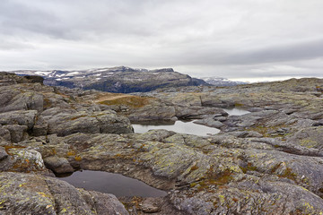 raue Felslandschaft im Gebirge auf dem Weg zur Trolltunga