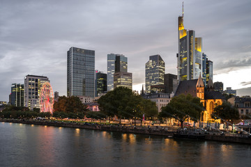 Frankfurt Main Ufer Dämmerung Bankenviertel