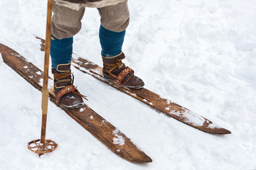 Męskie stopy starożytnych narciarzy i nart vintage. Rekonstrukcja historyczna - 226808310