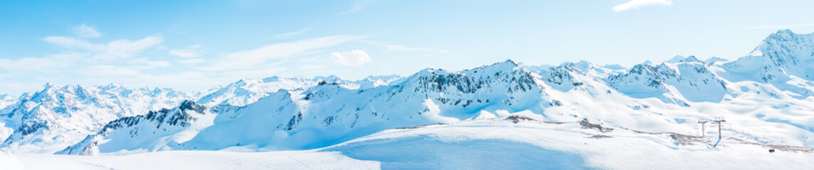 Obraz premium Panoramic photo of snowy mountains