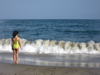 Fototapeta na wymiar girl in the beach