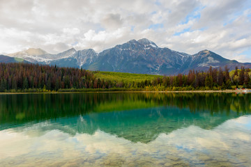 Patricia Lake im Jasper Nationalpark im Herbst