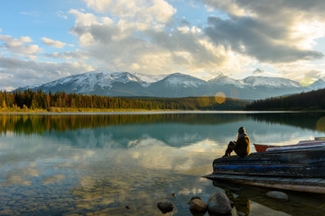 Eine Frau genießt das Bergpanorma am Patricia Lake im Jasper Nationalpark in Kanada