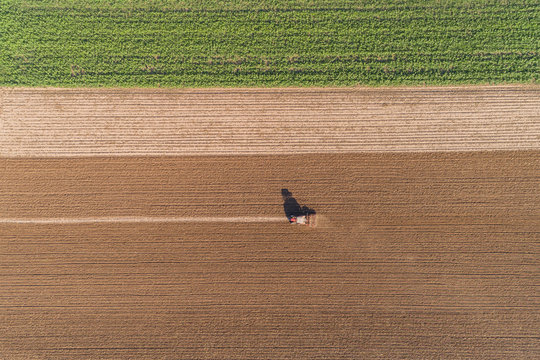 Traktor s&auml;ht Wintergetreide im Herbst