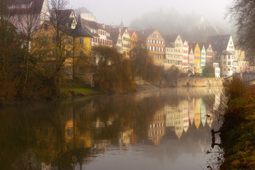 Fototapeta na wymiar Tübingen im Morgennebel