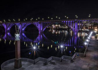 Downtown Knoxville at night Henley street bridge Tennessee river. - obrazy, fototapety, plakaty