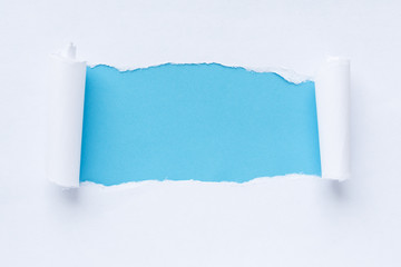 Закрученная и рваная цветная бумага с синим...