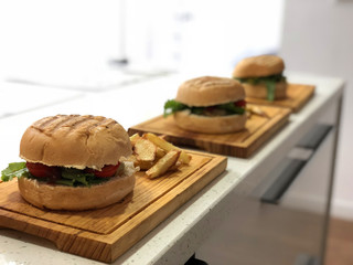 Hamburguesas con papas fritas sobre una tabla de madera