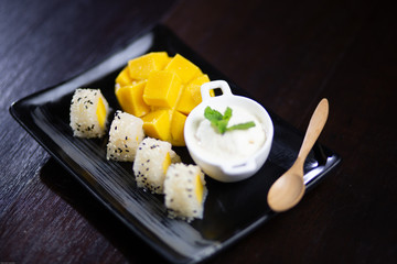 Sticky rice and mango with cream